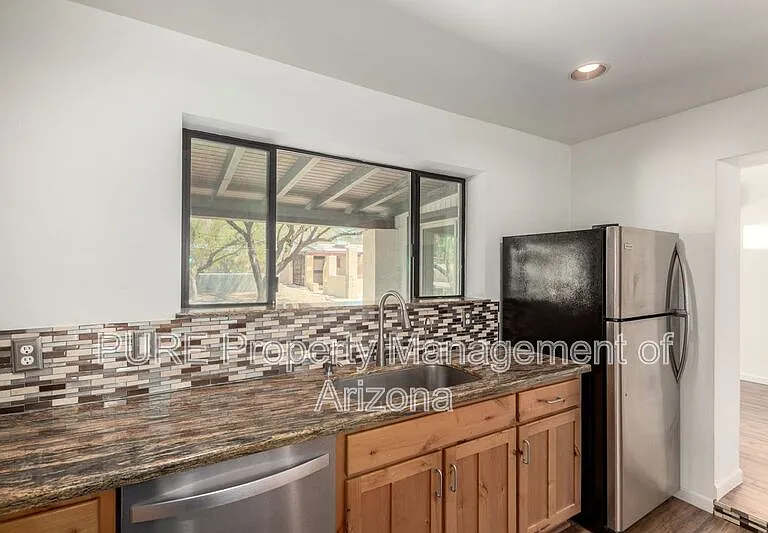 1526 E Griswold Rd — Photo 7