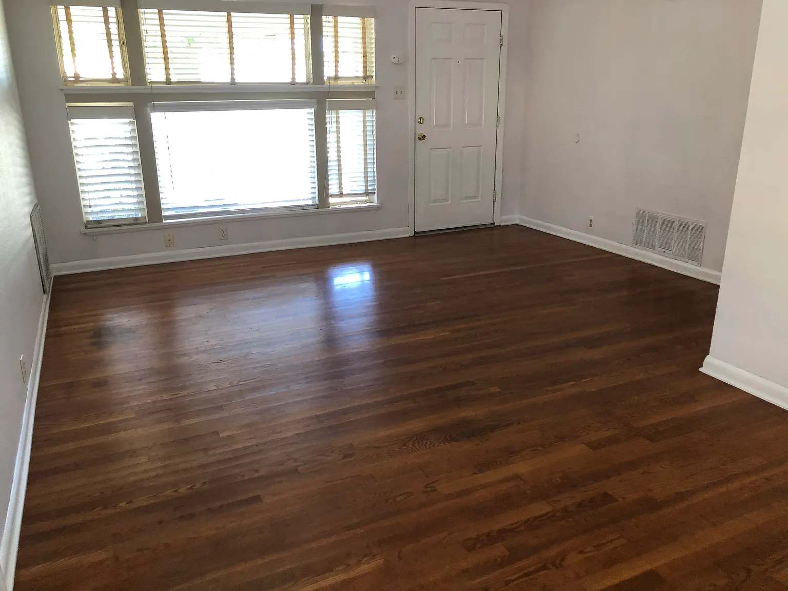 2 bed, 828 sqft, $1,300 — Photo 2