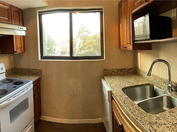 3rd image of 2545 Bradford Sq