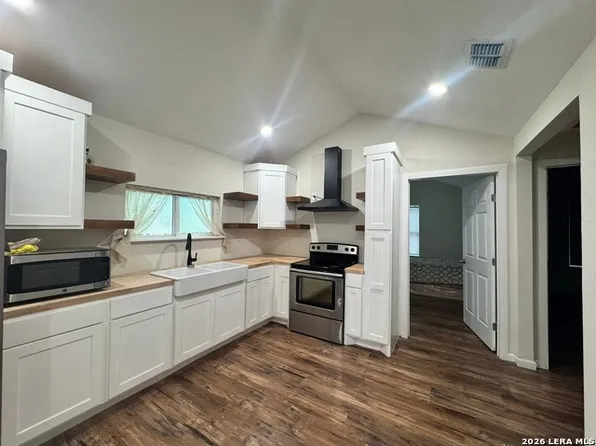 323 Thompson Pl, San Antonio, TX 78225