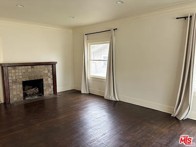 2142 S Victoria Ave — Photo 3
