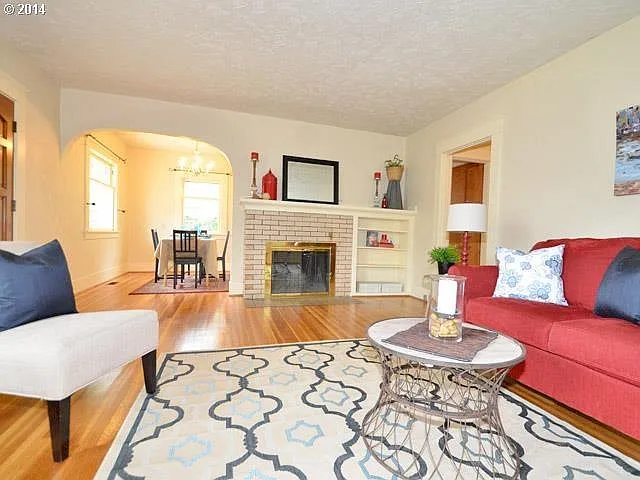 Living room - 5020 N Oberlin St