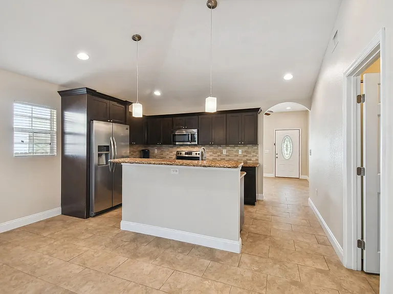 2321 W Beach St — Photo 6