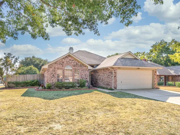 5801 Stone Meadow Ln, Fort Worth, TX 76179