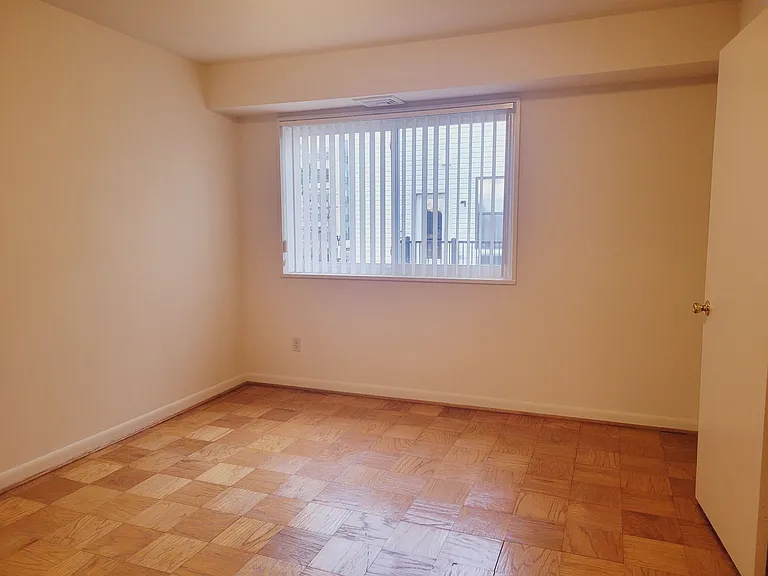 Columbia Courts Apartments — Photo 18