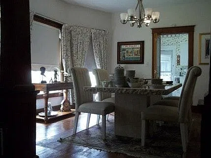 3 bed, $1,200 — Photo 2