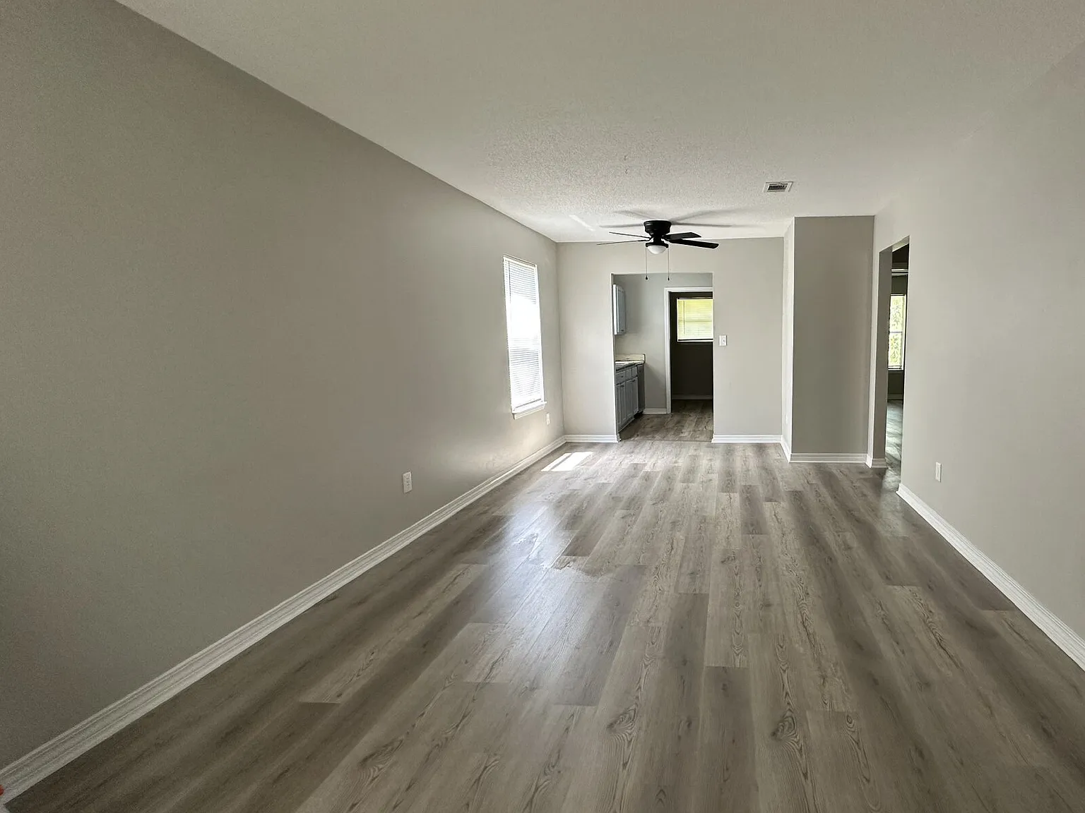 2 bed, 1.0 bath, 877 sqft, $1,400 — Photo 2