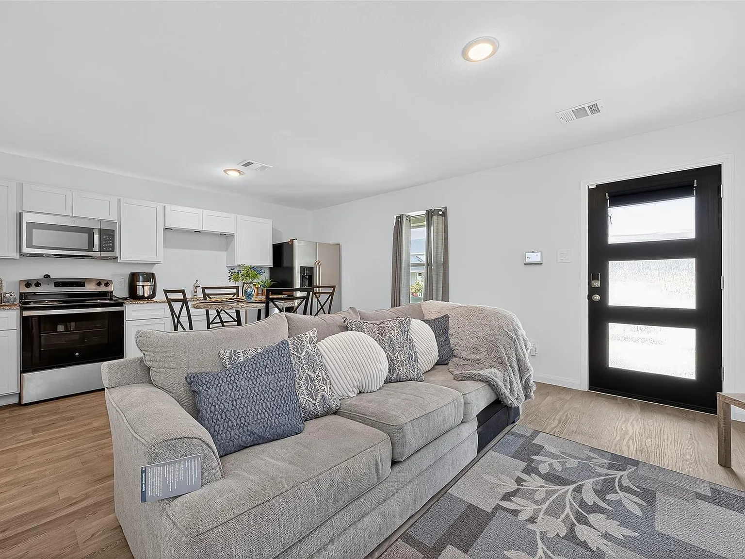 3 bed, 2.0 bath, 900 sqft, $1,700 — Photo 2
