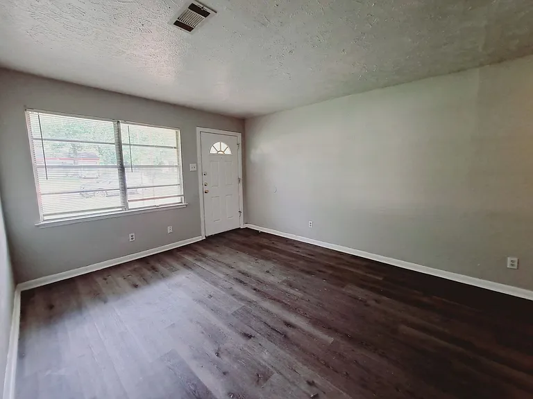 3831 Castle Hills Dr — Photo 4