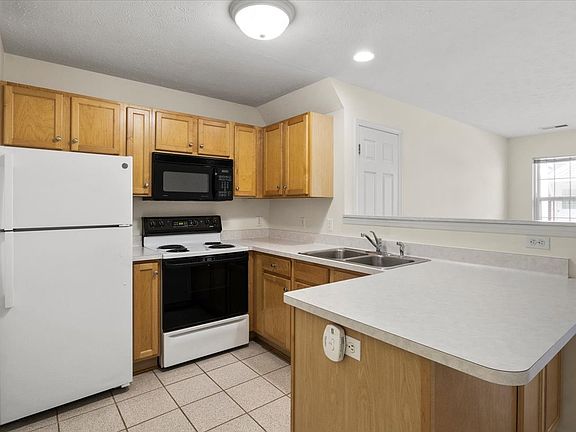 3rd image of 927 Summitville Dr