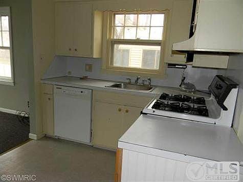 5th image of 2091 Bourdon St