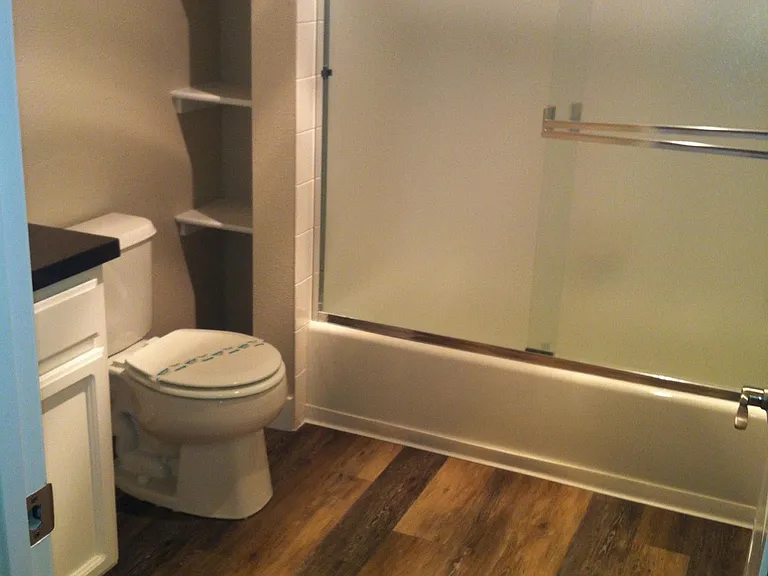 2x2 / 855 sf - Spacious guest bath