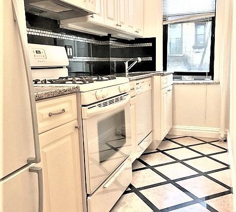 3rd image of 405 E 72nd St #3GO