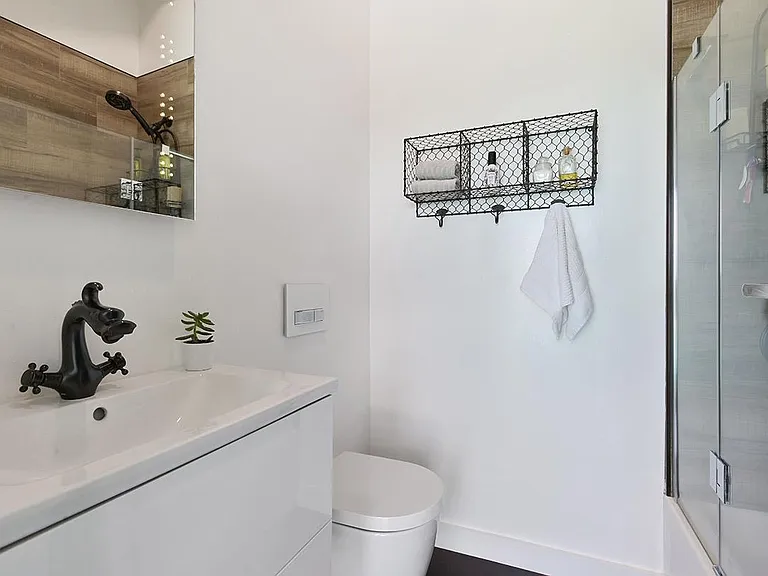 Dragon bathroom with very small tub