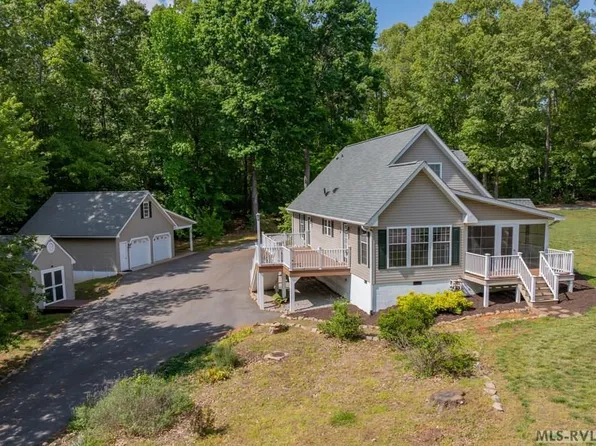28 Lakeview Dr, Bracey, VA 23919