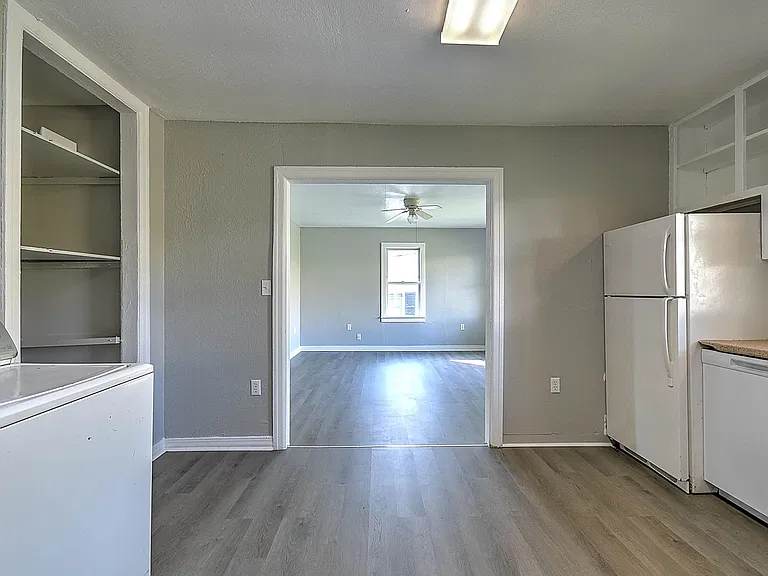 304 N Hardin St — Photo 5