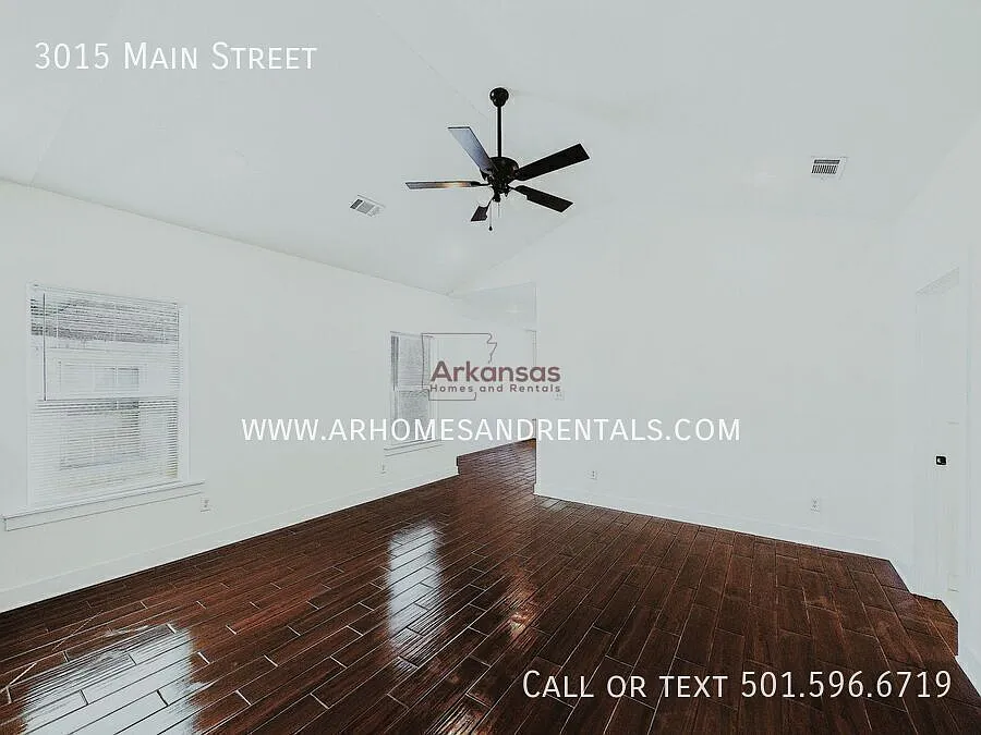 Building Photo - 3015 Main St
