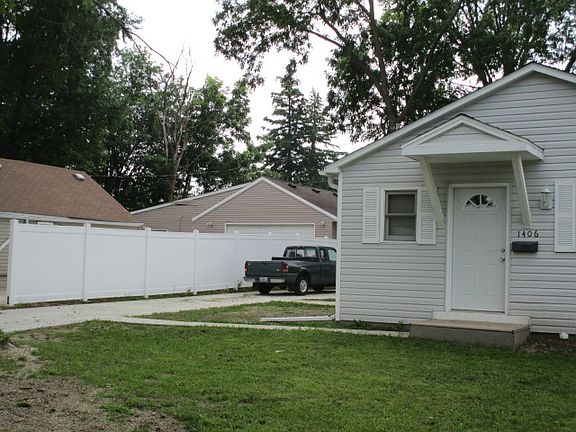 showing front yard & fence