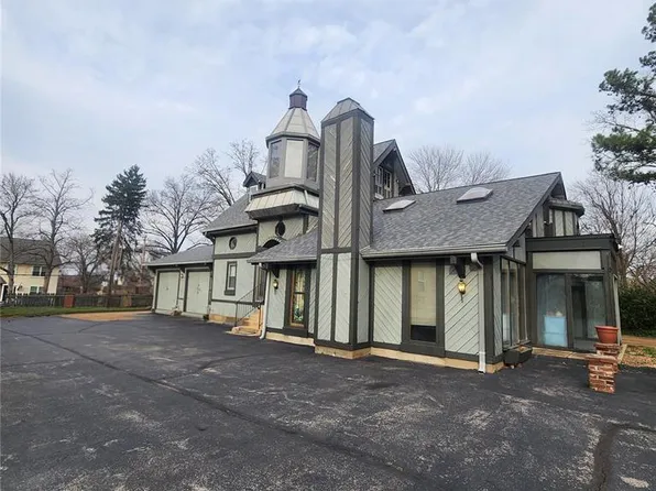 418 Oak Tree Dr, Saint Louis, MO 63119