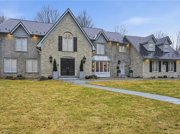 132 Chancery Dr, Hamilton, ON L9G 4M2