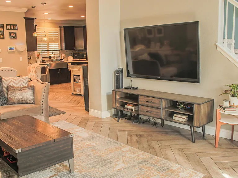 798 Century Ln — Photo 3
