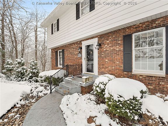 3rd image of 924 Harmony Ln