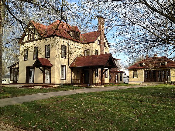 2nd image of 211 Arch St