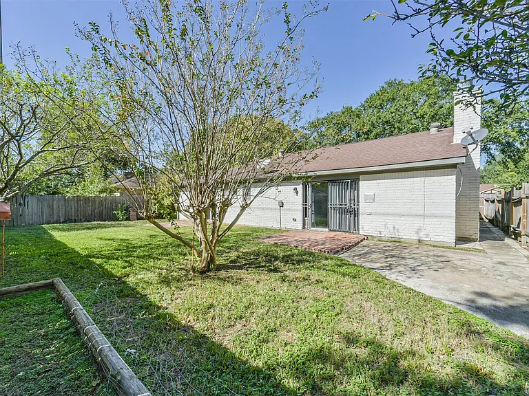 22203 Fincastle Dr — Photo 34