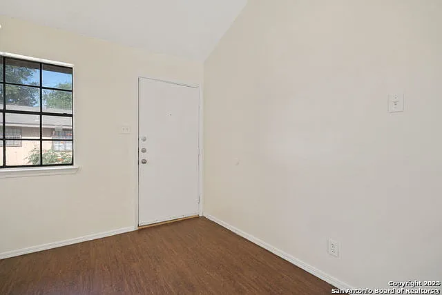 206 Bexar Dr — Photo 5