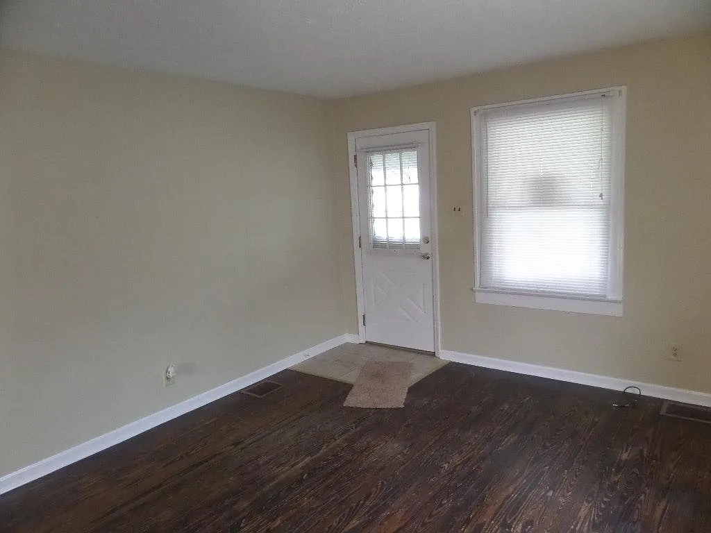3 bed, 1200 sqft, $1,100 — Photo 2