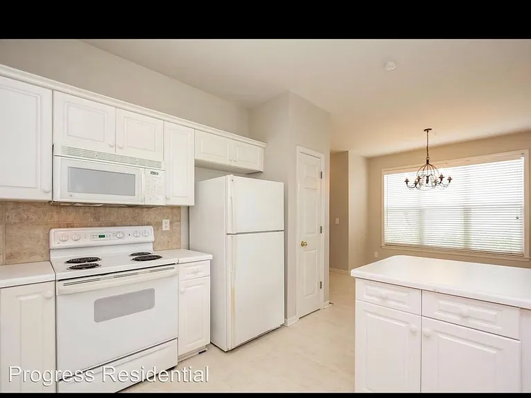 1112 Island Pl E — Photo 2