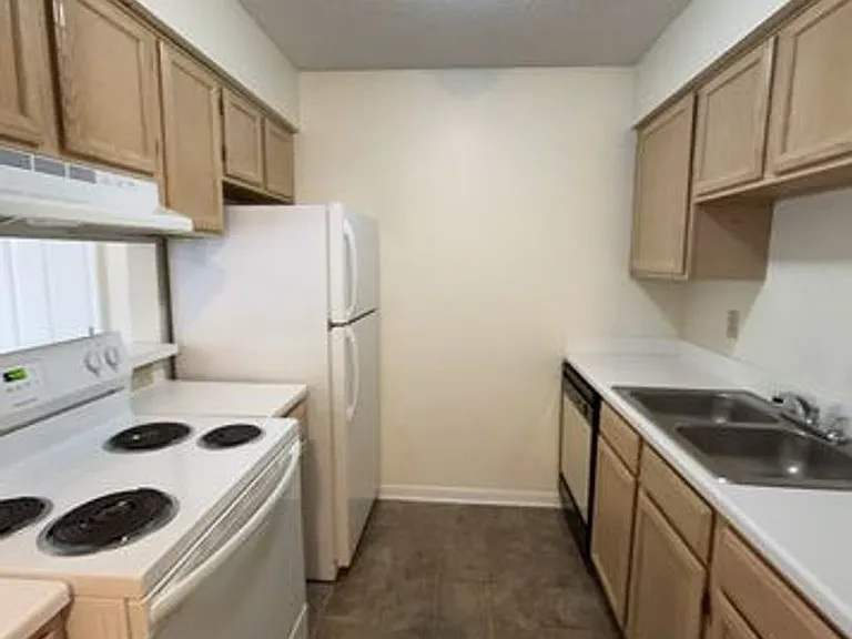 Creekwood Apartments — Photo 17
