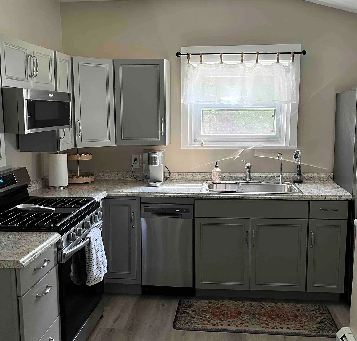 4 bed, 1.5 bath, 1500 sqft, $3,000 — Photo 2