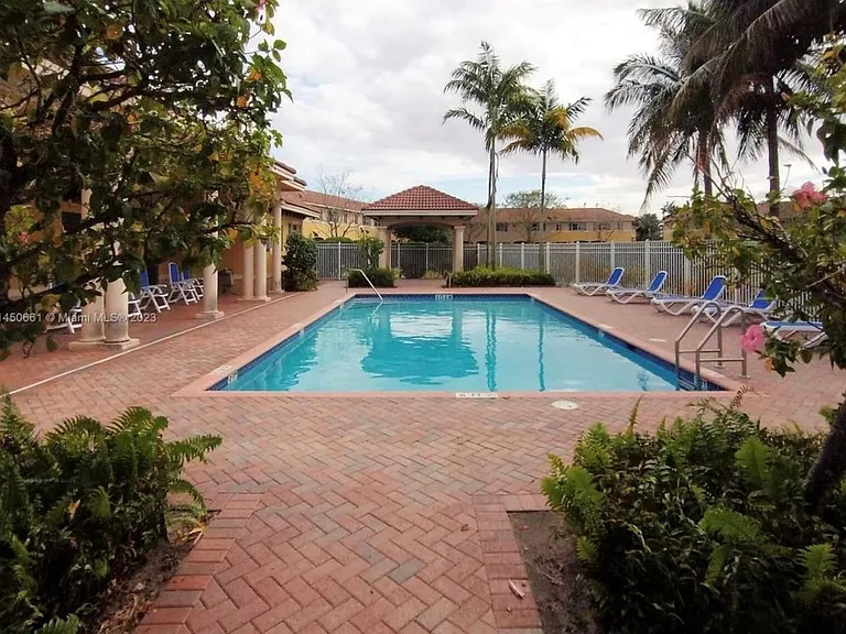6030 SW 19th Pl — Photo 12
