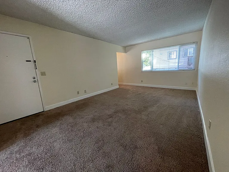2524 I Street — Photo 2