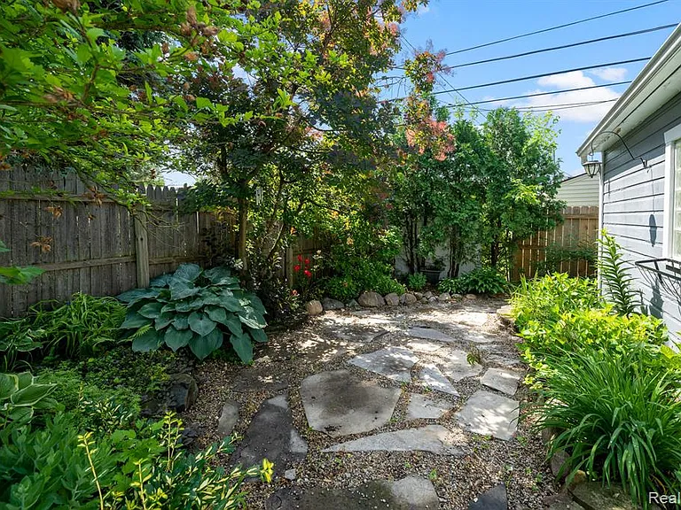 2420 Harwood Ave — Photo 10