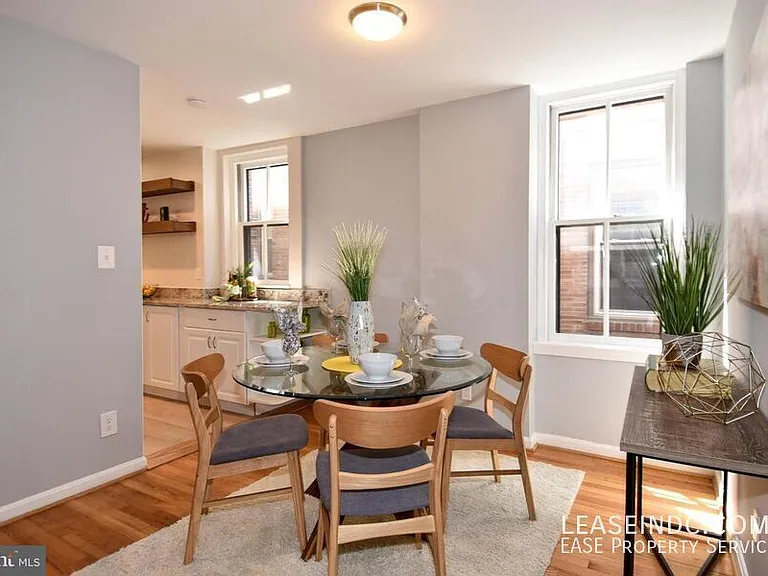 410 11th St NE #17 — Photo 8