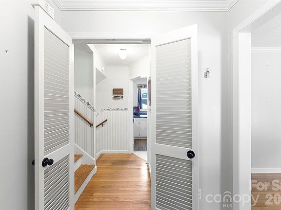 4th image of 121 E Summersby St