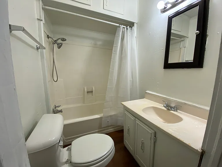 215 Queen Ave — Photo 10