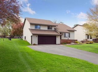 270 Sherwood Rd, Shoreview, MN 55126