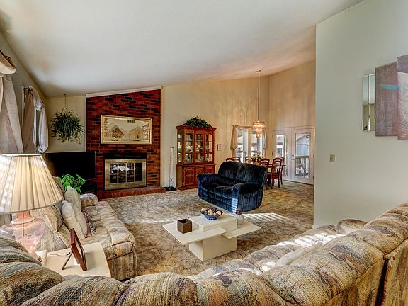 5th image of 703 Woodsway Ct