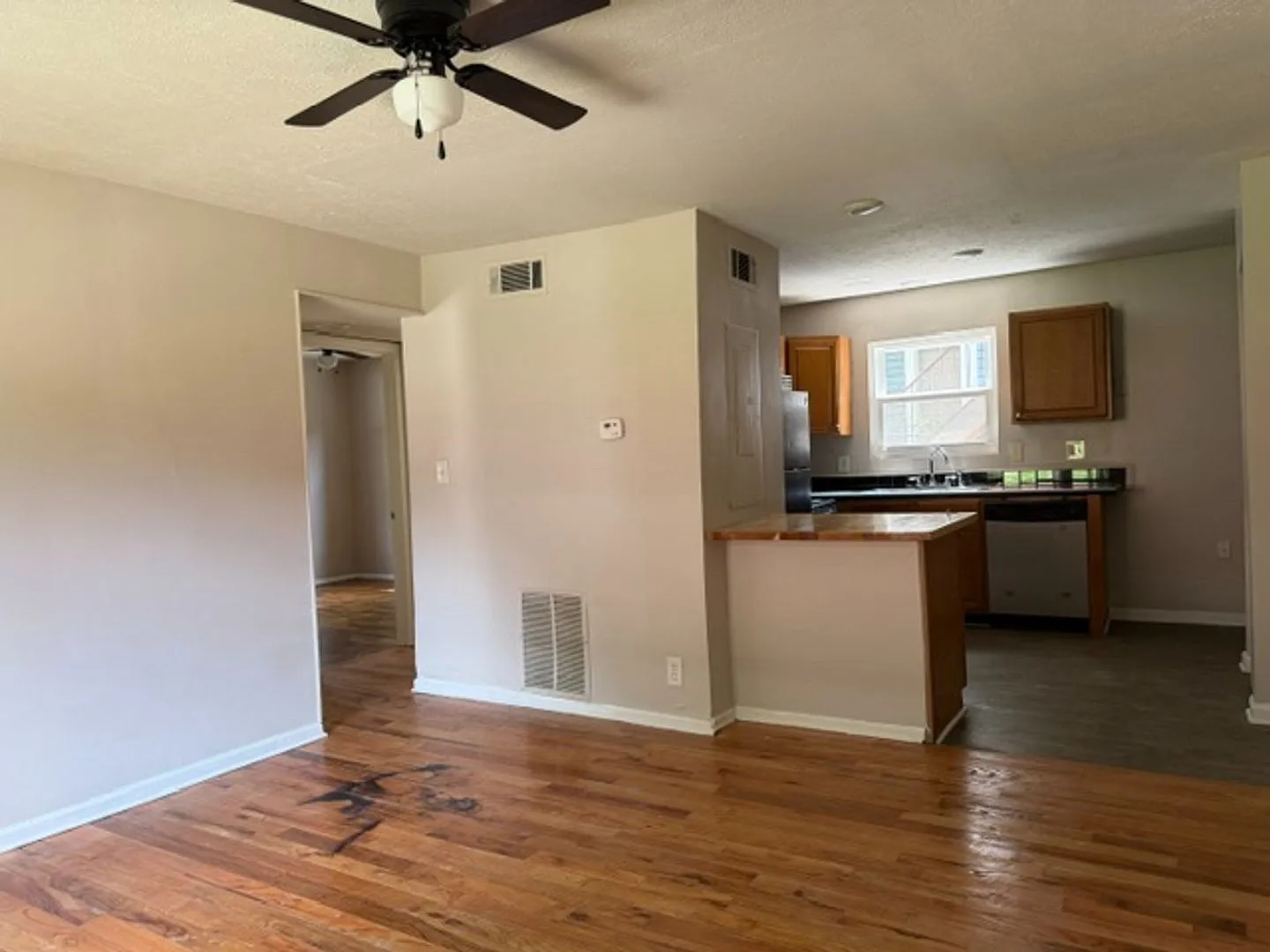 Room in 2 Bedroom Home in West End — Photo 2