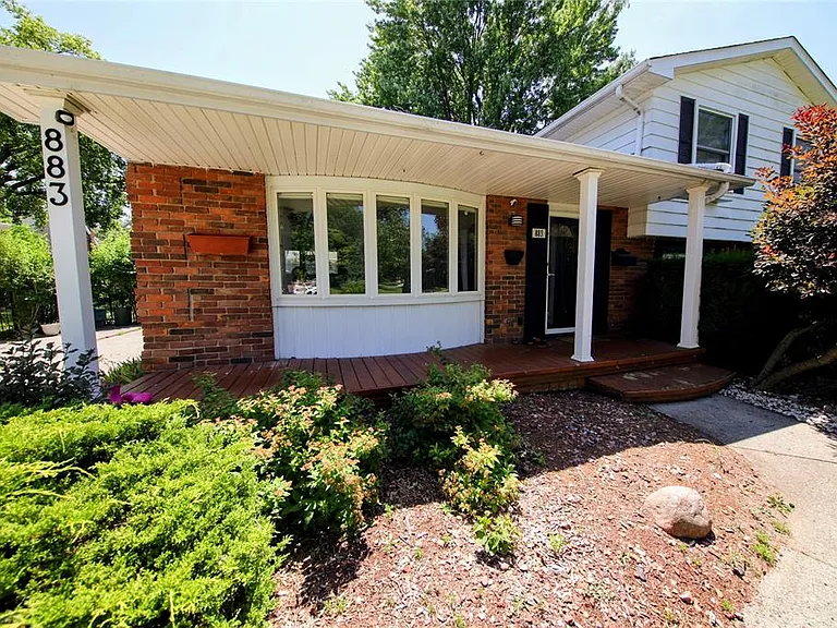 883 Assiniboine Cres — Photo 4