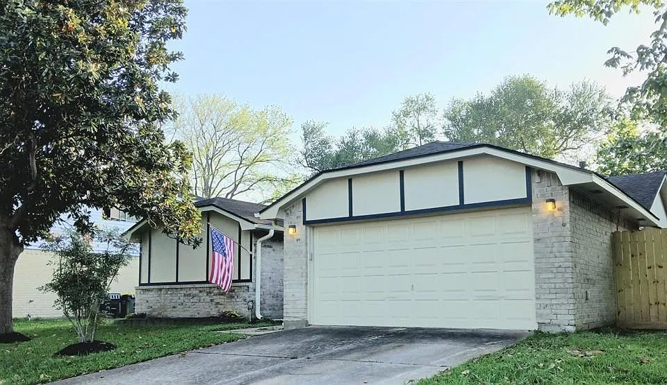 1126 E Brompton Dr