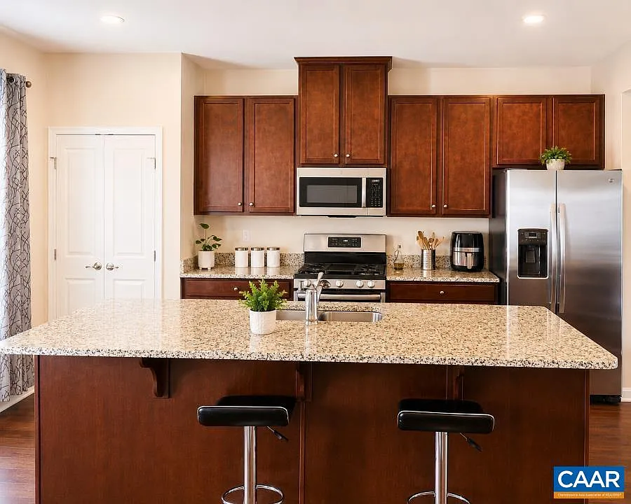 3 bed, 2.5 bath, 1916 sqft, $2,200 — Photo 2
