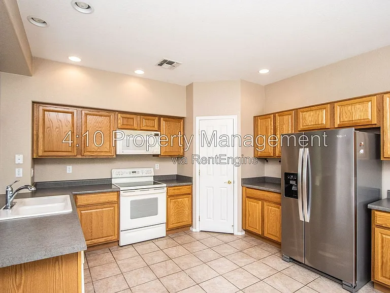 951 E Bellerive Pl — Photo 10