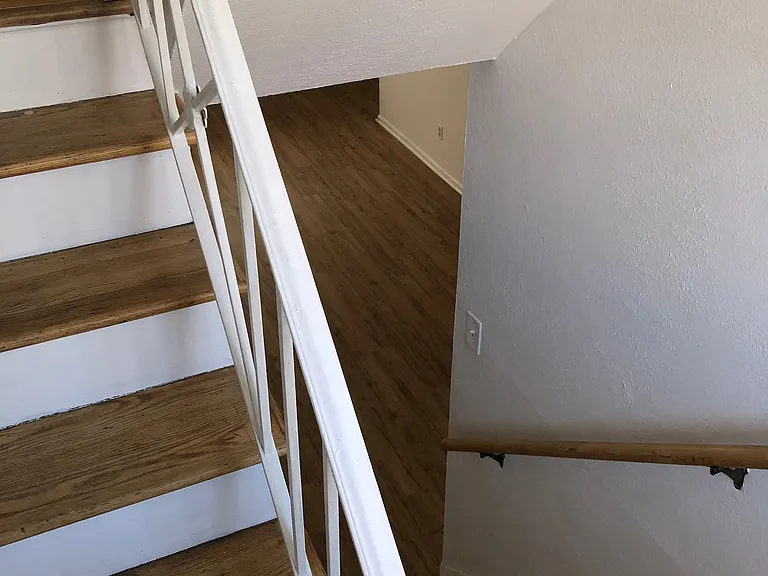 Updated 2 Bed / 1 Bath w/ Large, Flexible Floor Plan — Photo 10
