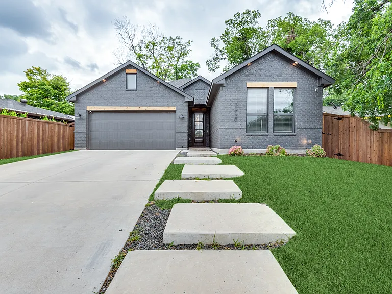 2830 S Marsalis Ave — Photo 1