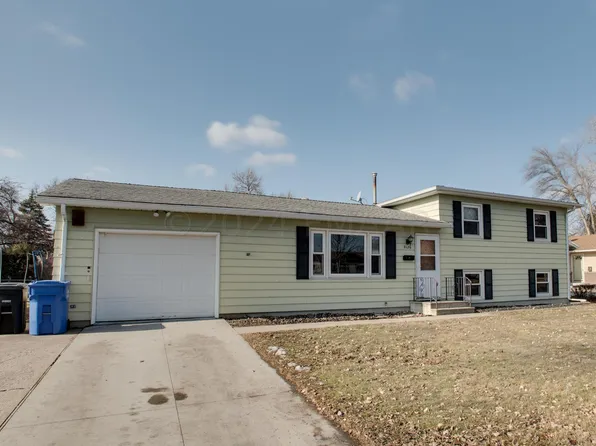 3126 8th St N, Fargo, ND 58102