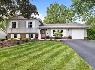 135 Pebble Creek Dr, Lake Zurich, IL 60047